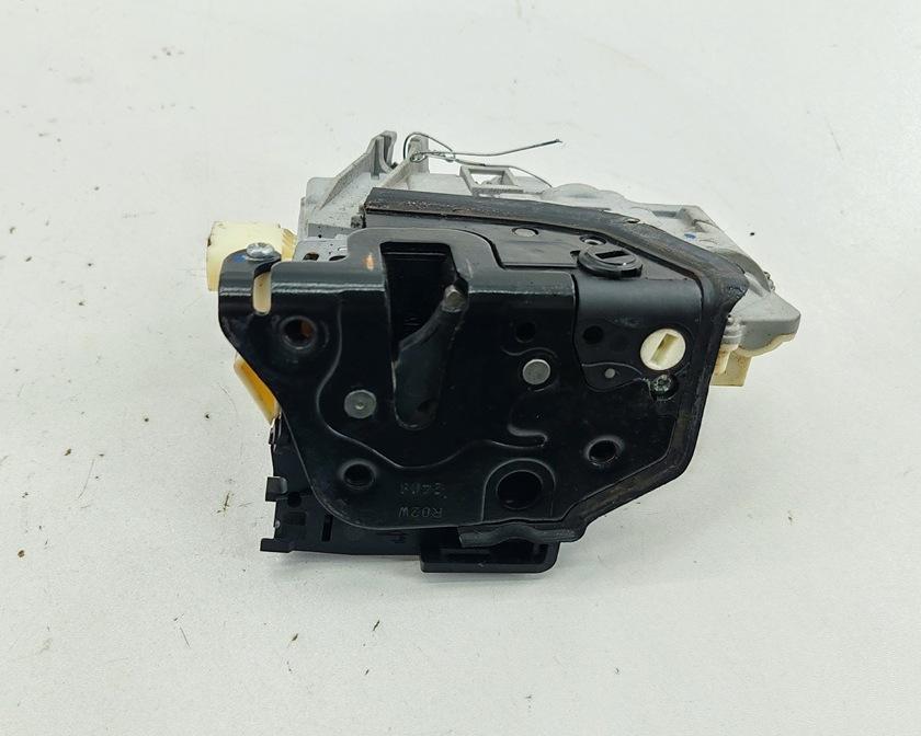 замок двери задней правой Volkswagen Passat B6 2008, 2.0 л., дизель, АКПП, серый, универсал, 3C4839016A - фото №1