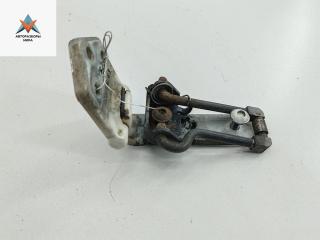 петля крышки багажника Volkswagen Caddy 3 поколение 2005, белый, фургон, 2K0827152B