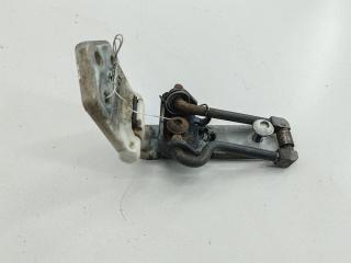 петля крышки багажника Volkswagen Caddy 3 поколение 2005, белый, фургон, 2K0827152B