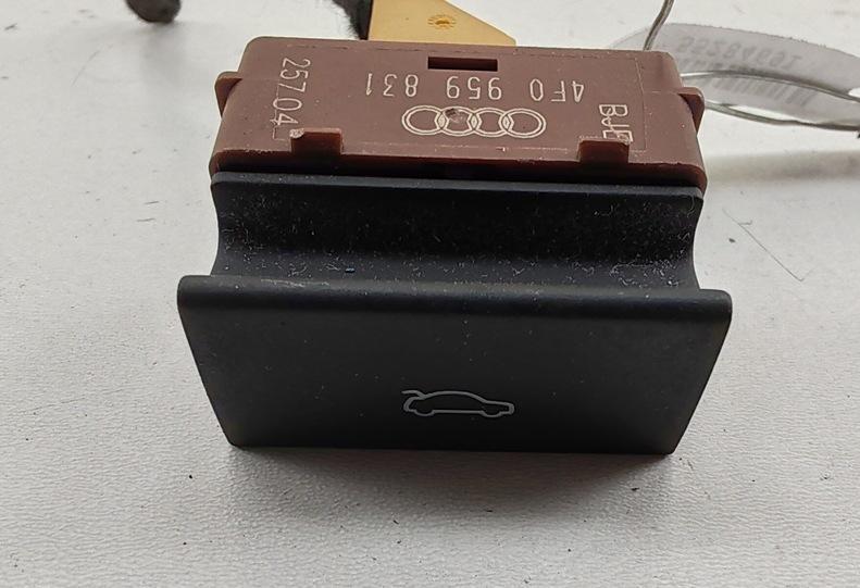 кнопка открытия багажника Audi A6 4F/C6 2004, 2.0 л., дизель, МКПП, чёрный, седан, 4F0959831 - фото №1
