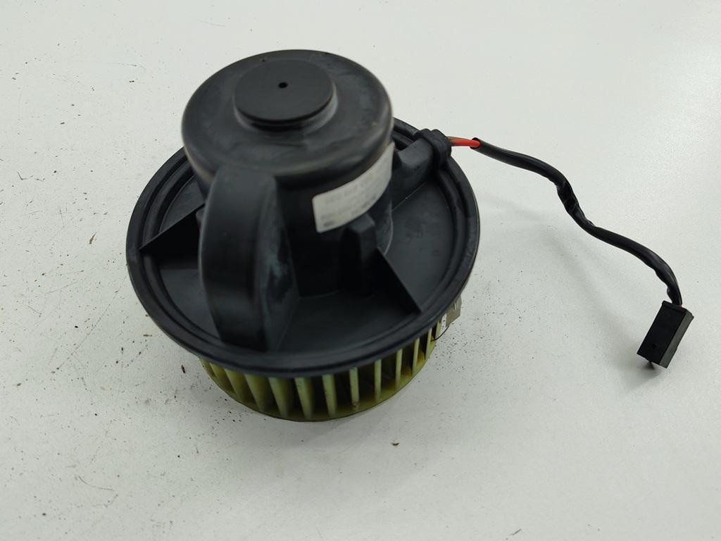 моторчик печки Audi 80 8C/B4 1992, 2.0 л., бензин, МКПП, красный, седан, 893819021 - фото №1