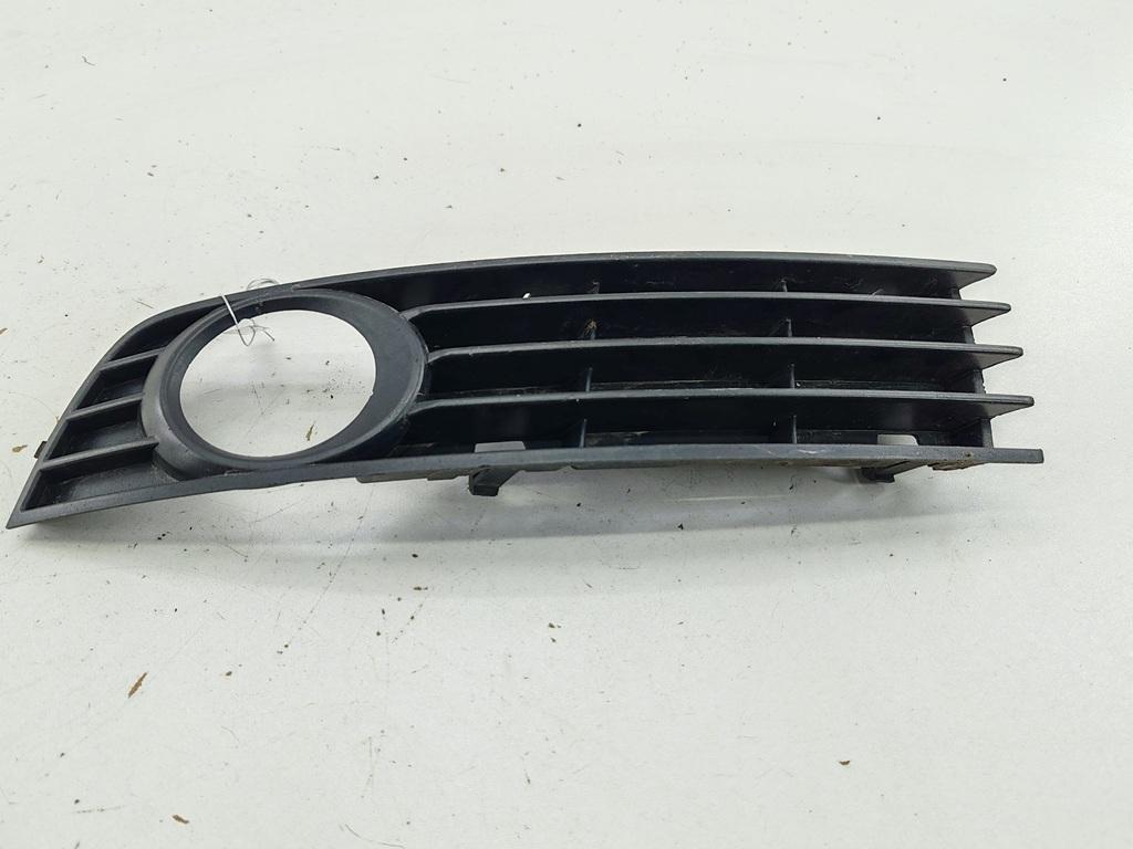 рамка фары противотуманной левой Audi A4 B6 2001, 2.0 л., бензин, МКПП, серый, универсал, 8E0807681A - фото №1