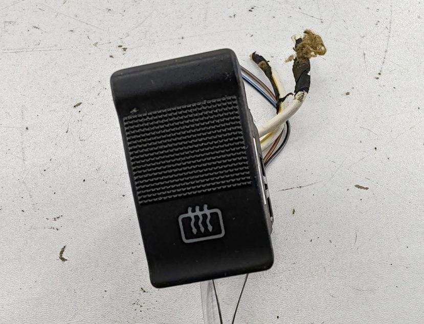 кнопка обогрева заднего стекла Audi 80 8C/B4 1991, 2.0 л., бензин, МКПП, серый, седан - фото №1