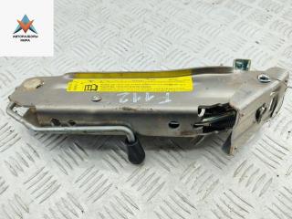 домкрат Audi A4 B6 2004, 2.0 л., бензин, МКПП, чёрный, универсал, 8E0011031M