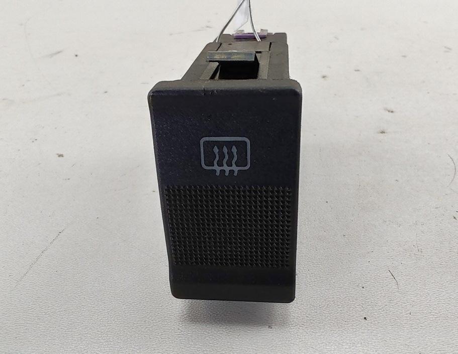кнопка обогрева заднего стекла Audi 80 8C/B4 1992, 2.0 л., бензин, МКПП, красный, седан, 4A0941503 - фото №1
