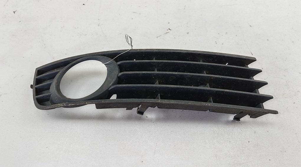 рамка фары противотуманной правой Audi A4 B6 2004, 2.0 л., бензин, МКПП, чёрный, универсал, 8E0807682A