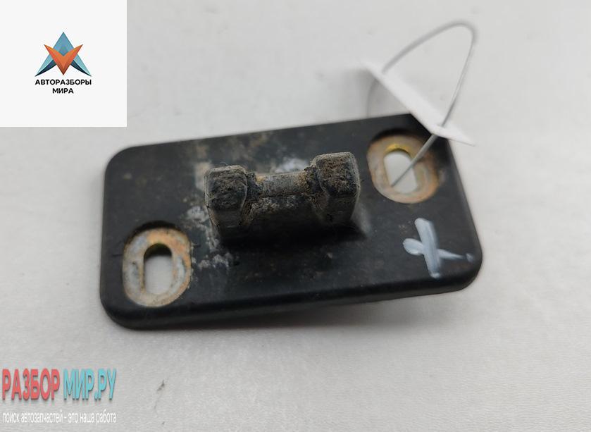 ответная часть (скоба) замка двери Mercedes-Benz E-Класс W124 1985, 2.3 л., бензин, АКПП, коричневый, седан - фото №1