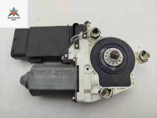 моторчик стеклоподъемника передний левый Volkswagen Golf 4 поколение 2001, 1.9 л., МКПП, универсал, 105404301