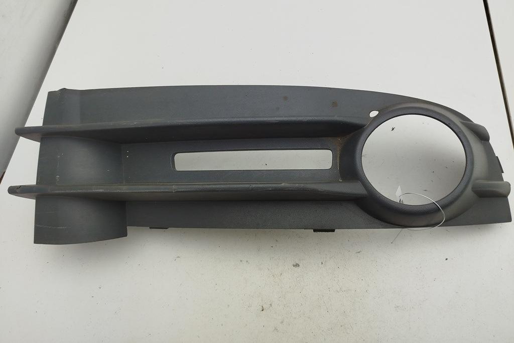 рамка фары противотуманной правой Volkswagen Caddy 3 поколение 2008, 1.9 л., дизель, МКПП, серый, фургон, 2K0853684A - фото №1