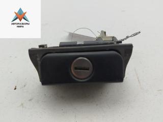 кнопка открытия багажника Volkswagen Golf 3 поколение 1997, 1.4 л., бензин, МКПП, красный, хетчбэк 3 дв., 827571A