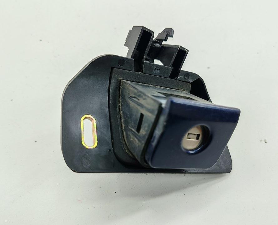кнопка открытия багажника Opel Vectra B 1999, 1.6 л., бензин, МКПП, синий, хетчбэк 5 дв.