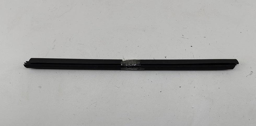 молдинг лобового стекла Mercedes-Benz A-Класс W169 2005, 2.0 л., дизель, АКПП, серый, хетчбэк 5 дв. - фото №1