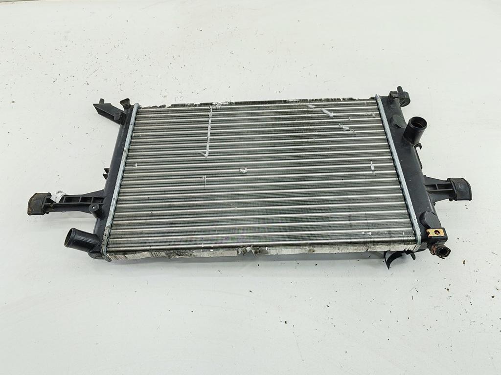 радиатор охлаждения Opel Zafira 1 поколение (A) 2002, 2.0 л., дизель, МКПП, серый, минивэн - фото №1