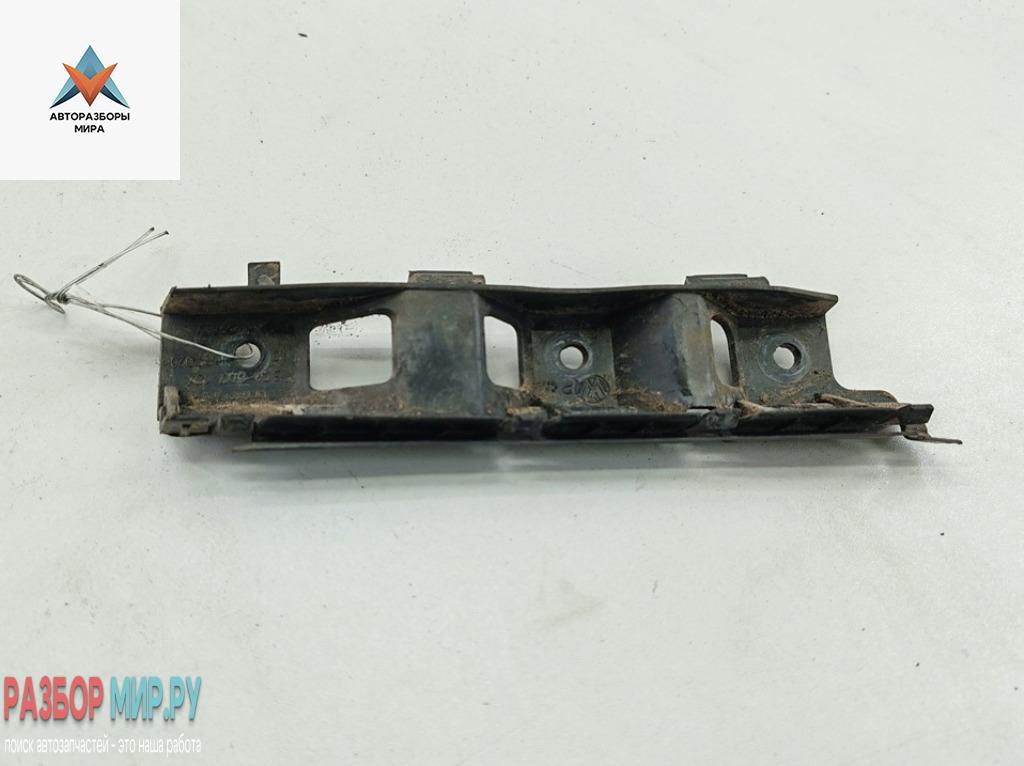 кронштейн переднего бампера Volkswagen Passat B6 2007, 2.0 л., дизель, МКПП, чёрный, универсал, 3C0807184 - фото №1