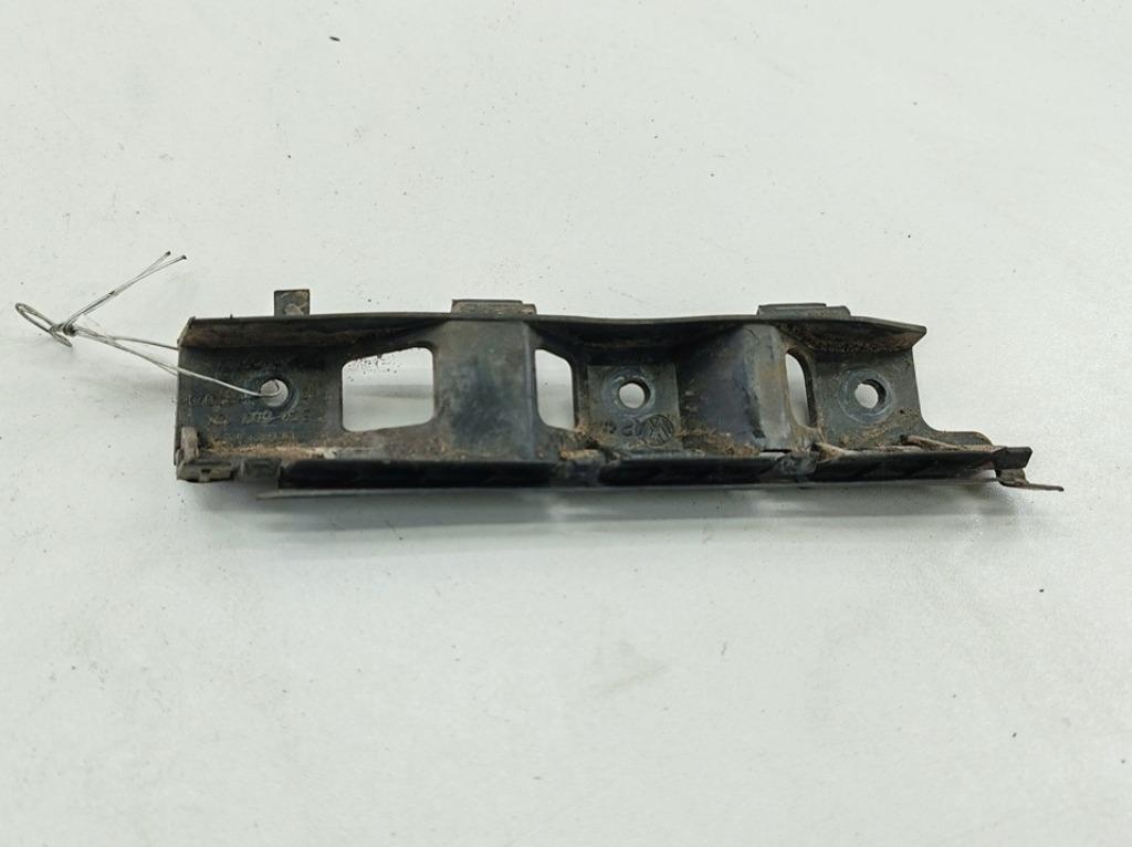 кронштейн переднего бампера Volkswagen Passat B6 2007, 2.0 л., дизель, МКПП, чёрный, универсал, 3C0807184