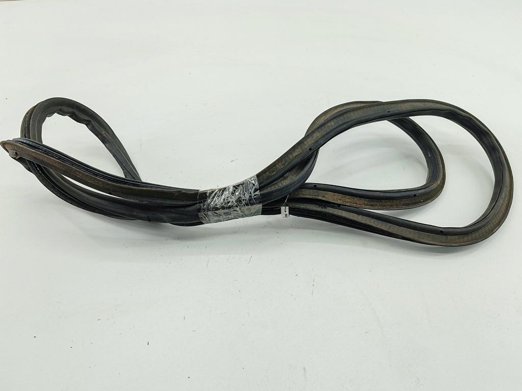 Уплотнитель крышки (двери) багажника Volkswagen Passat B6 2007, 2.0 л., дизель, МКПП, чёрный, универсал