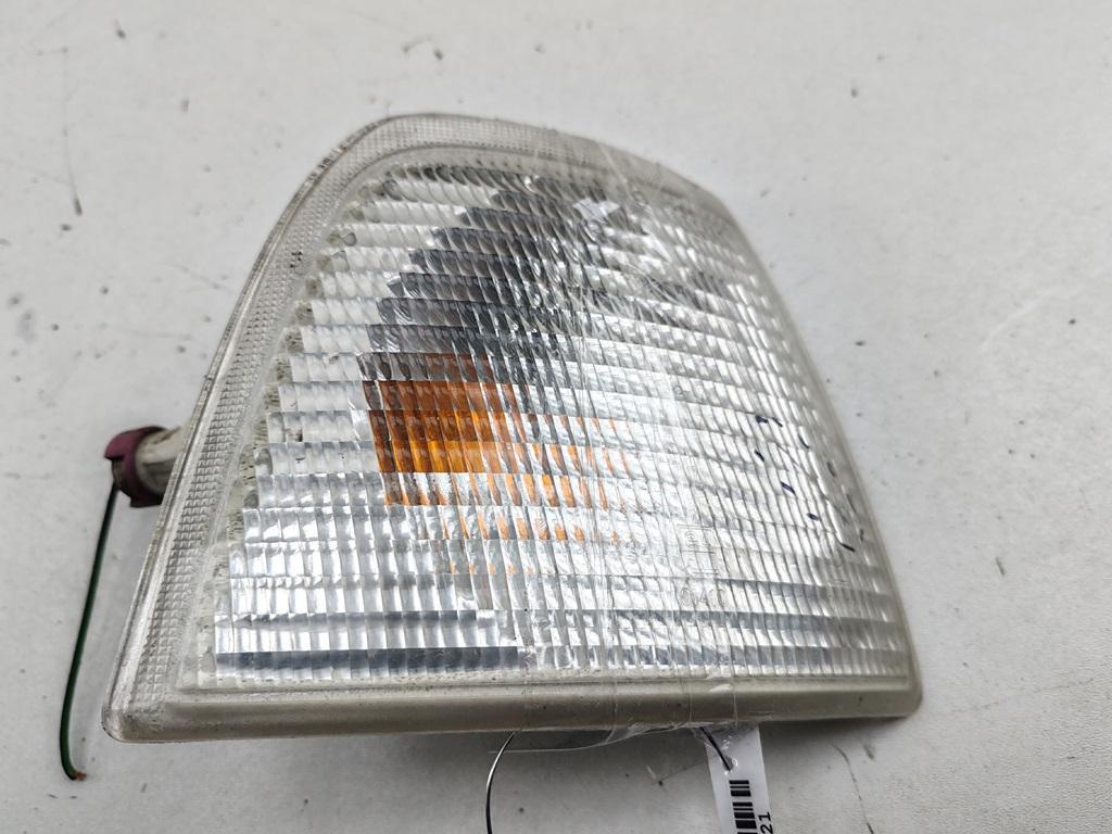 Поворотник (указатель поворота) правый Audi 80 8C/B4 1992, 2.0 л., бензин, МКПП, красный, седан, 8A0953050A - фото №1