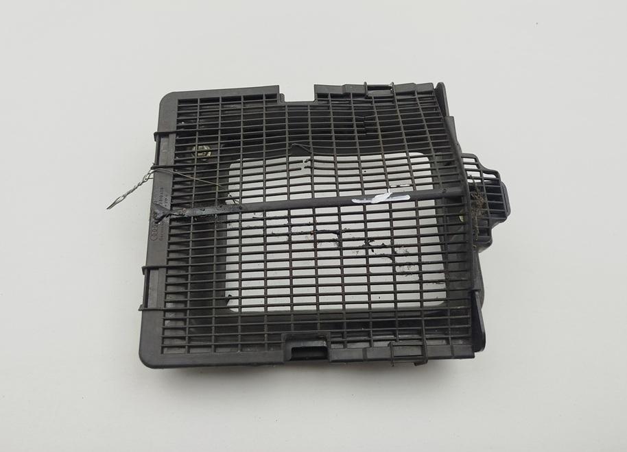 корпус салонного фильтра Audi 80 B4 1992, 2.0 л., бензин, МКПП, красный, седан, 893819098B