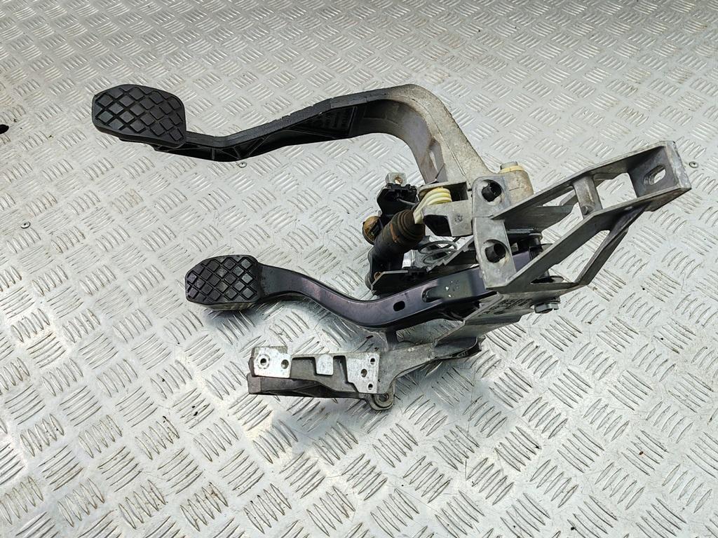 узел педальный (блок педалей) Audi A4 B5 2001, 2.4 л., бензин, МКПП, синий, универсал, 8D1721117K
