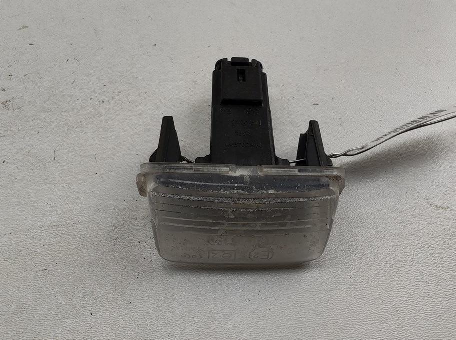 подсветка номера Citroen C5 1 поколение 2002, 2.0 л., бензин, МКПП, серый, хетчбэк 5 дв. - фото №1