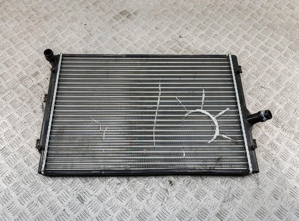 радиатор охлаждения Volkswagen Passat B6 2006, 2.0 л., бензин, МКПП, серый, седан