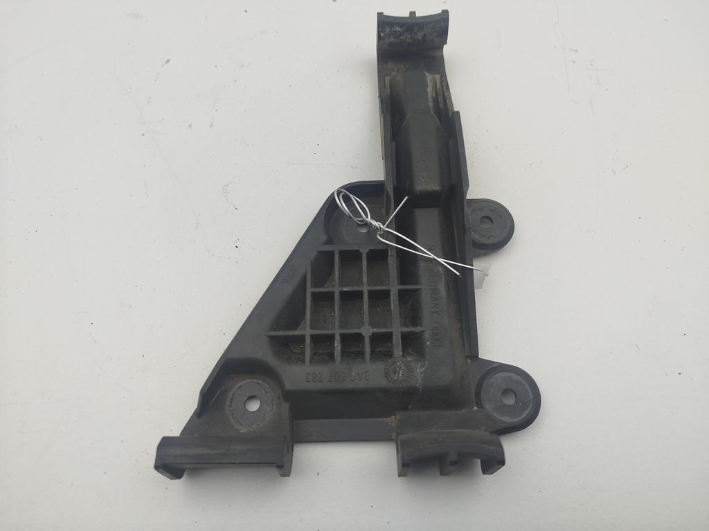 крепление ( кронштейн ) крыла Audi 80 B4 1993, седан, 8A0807283