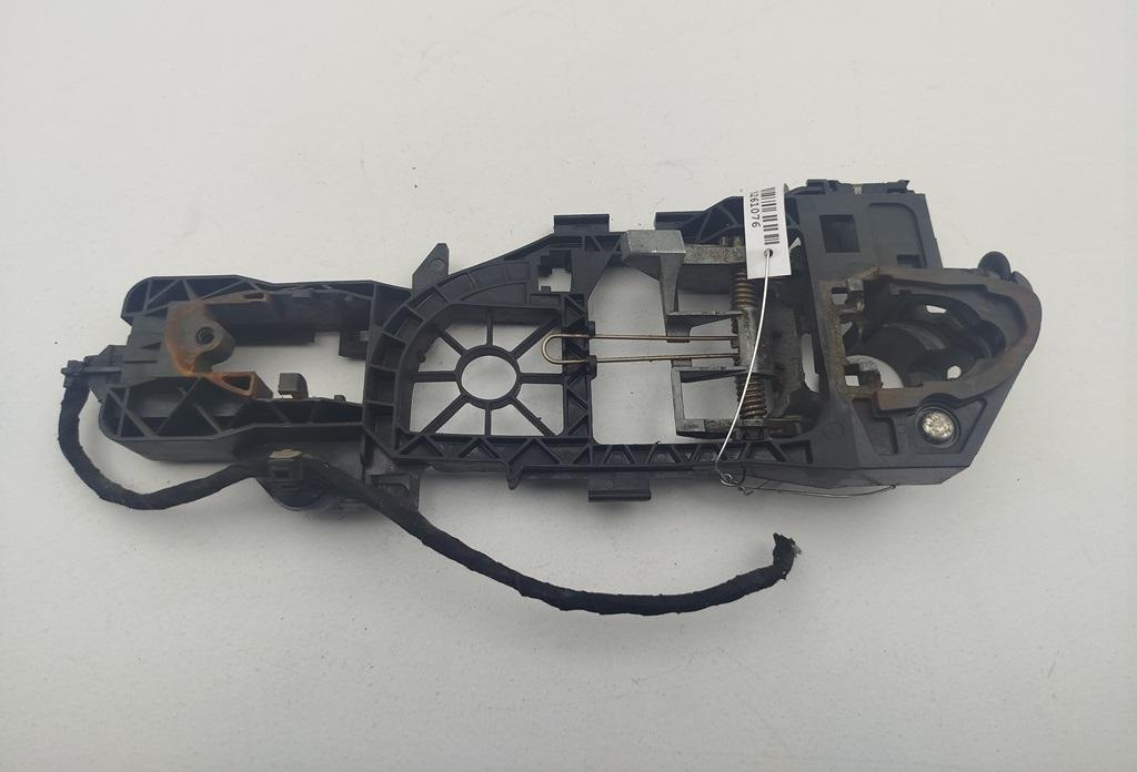 Корпус (держатель) ручки двери передней левой Volkswagen Passat B6 2006, 2.0 л., дизель, МКПП, серый, универсал, 3C0837885F - фото №1
