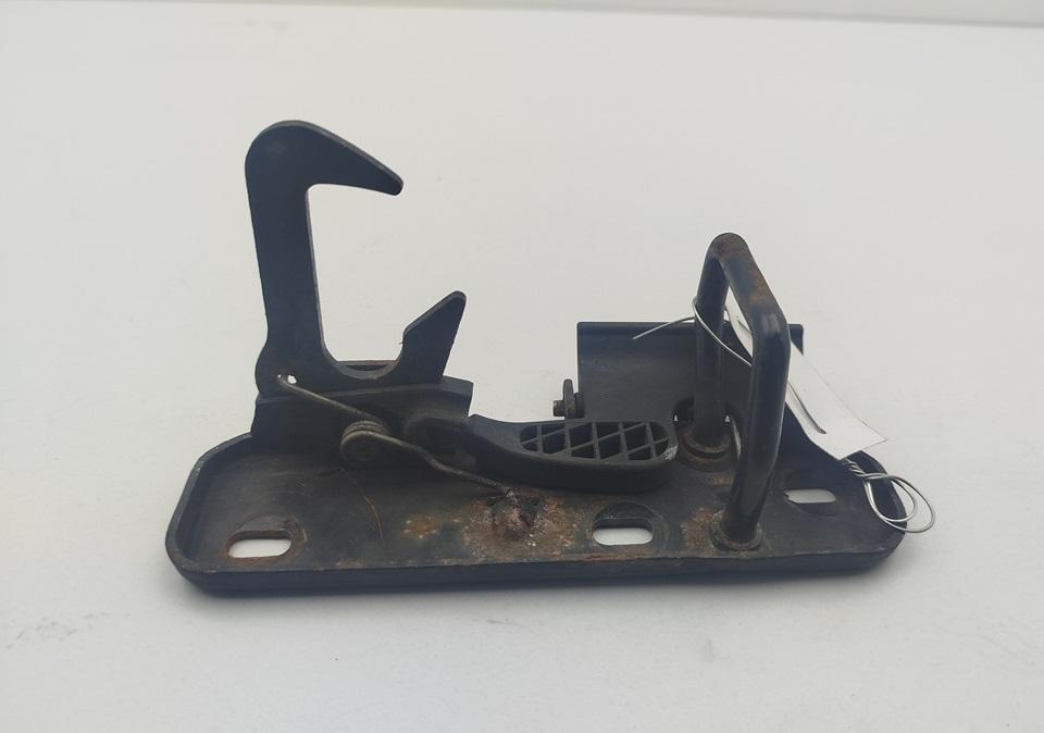 ответная часть (скоба) замка двери Volkswagen Golf-5 2004, 2.0 л., дизель, МКПП, чёрный, хетчбэк 5 дв., 1K0823480