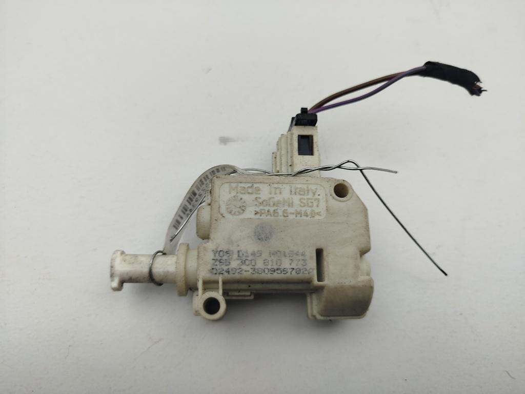 замок лючка топливного бака Volkswagen Passat B6 2006, 2.0 л., дизель, МКПП, серый, универсал, 3C0810773