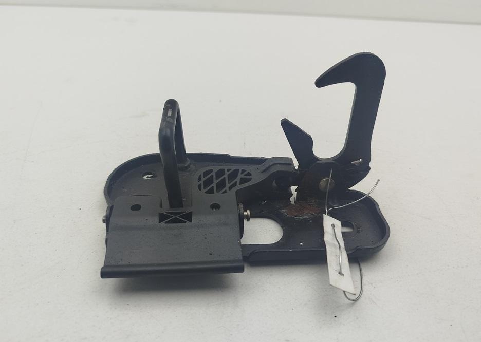 ответная часть (скоба) замка двери Volkswagen Passat B6 2006, 2.0 л., дизель, МКПП, серый, универсал, 3C0823480 - фото №1