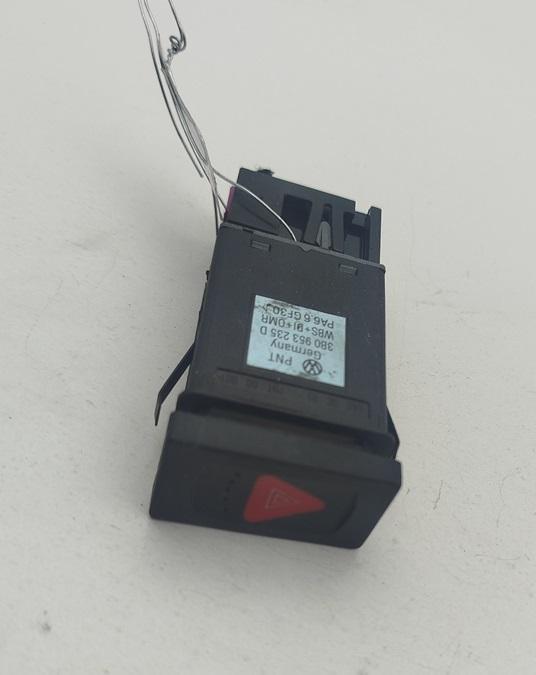 кнопка аварийной сигнализации Volkswagen Passat B5+ (GP) 2002, 1.9 л., дизель, МКПП, серый, универсал, 3B0953235D