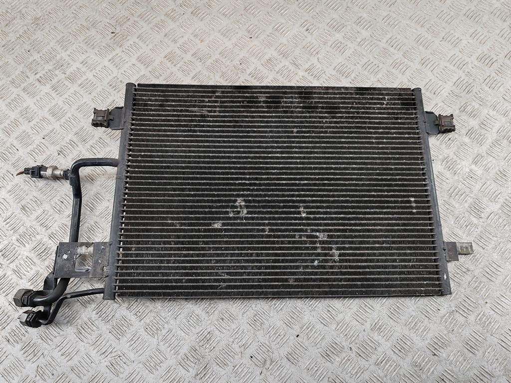 радиатор кондиционера Volkswagen Passat B5 1998, 1.8 л., бензин, МКПП, красный, универсал, 8D0260401E - фото №1