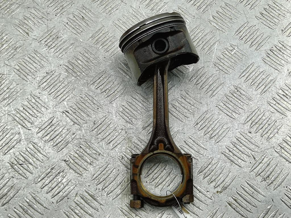 поршень Hyundai Coupe 2002, 2.0 л., бензин, МКПП, красный, купе