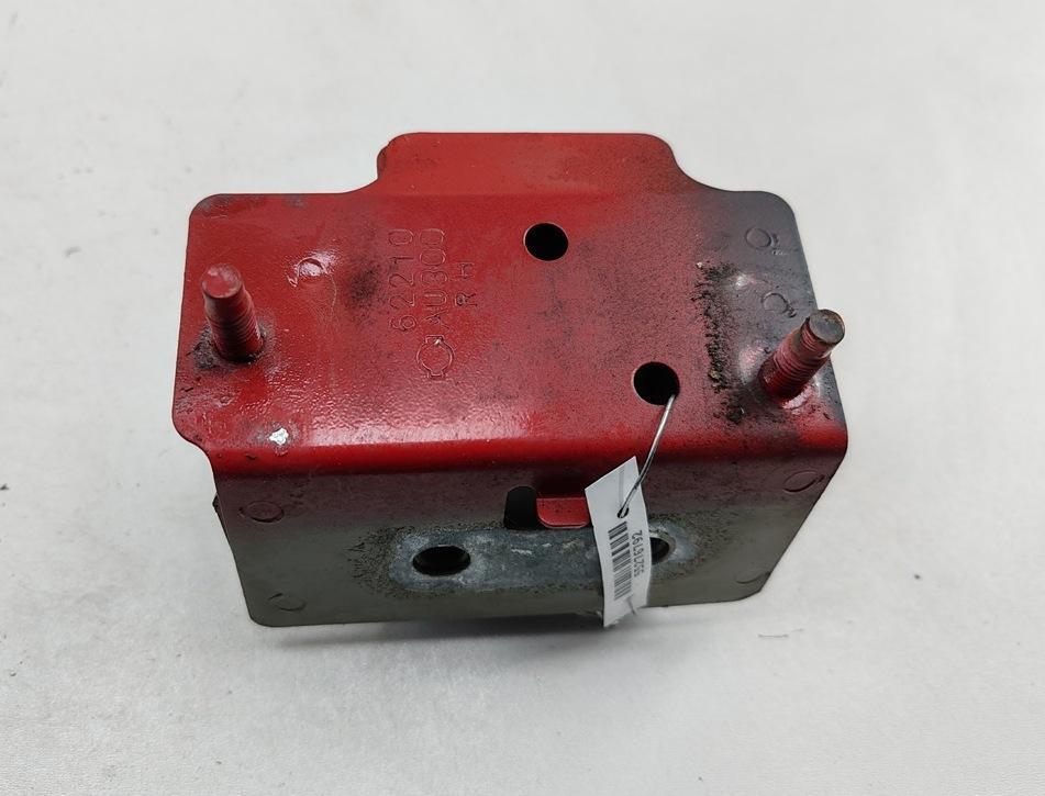 кронштейн переднего бампера Nissan Almera N16 2003, 1.5 л., бензин, МКПП, красный, хетчбэк 5 дв., 62211AU300