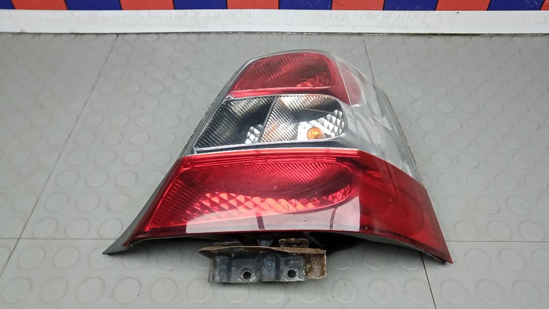 фонарь задний правый Honda Civic 8 поколение 2005, 1.6 л., бензин, МКПП, хетчбэк 5 дв. - фото №1