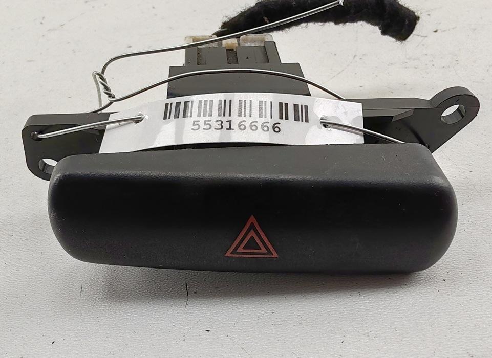 кнопка аварийной сигнализации Mitsubishi Carisma 1 поколение 1998, 1.8 л., бензин, АКПП, зелёный, седан, MR114083 - фото №1