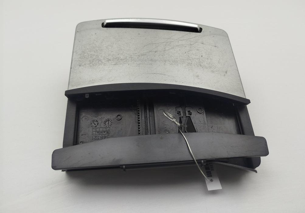 пепельница Audi A6 4F/C6 2006, 2.7 л., дизель, МКПП, чёрный, универсал, 4F1857951 - фото №1