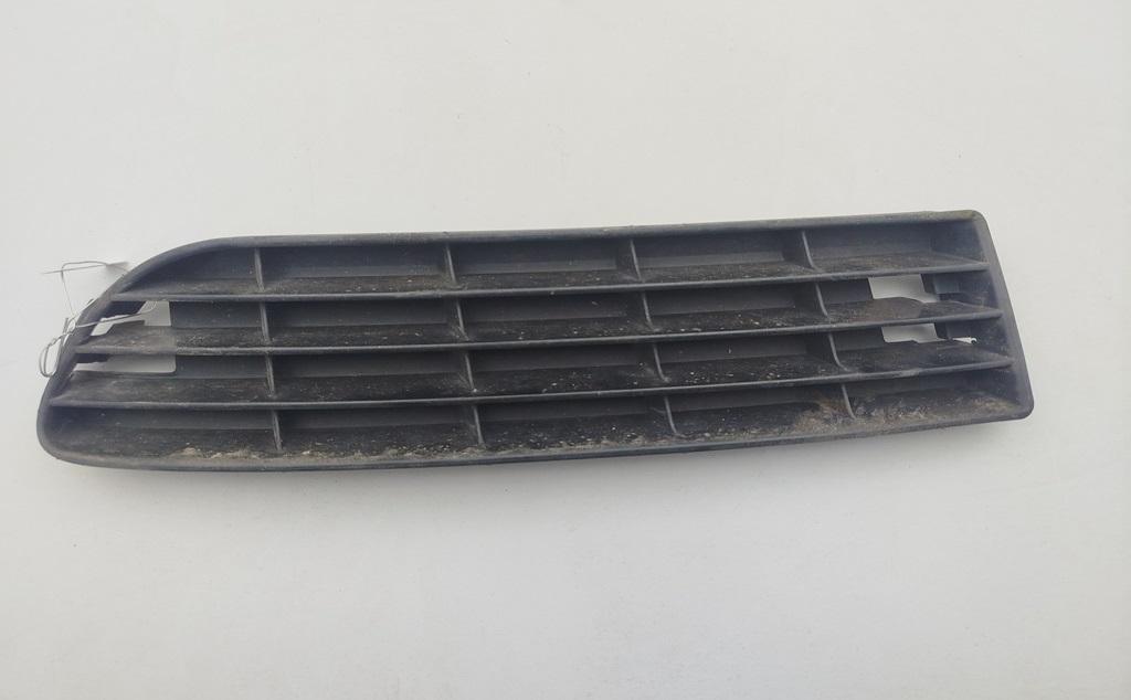 заглушка (решетка) в бампер Audi A6 4A/C4 1994, 2.6 л., бензин, МКПП, синий, седан, 4A0807345J - фото №1