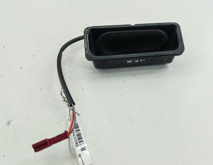 кнопка открытия багажника BMW 5 E39 1996, 2.0 л., бензин, МКПП, зелёный, седан, 8168035