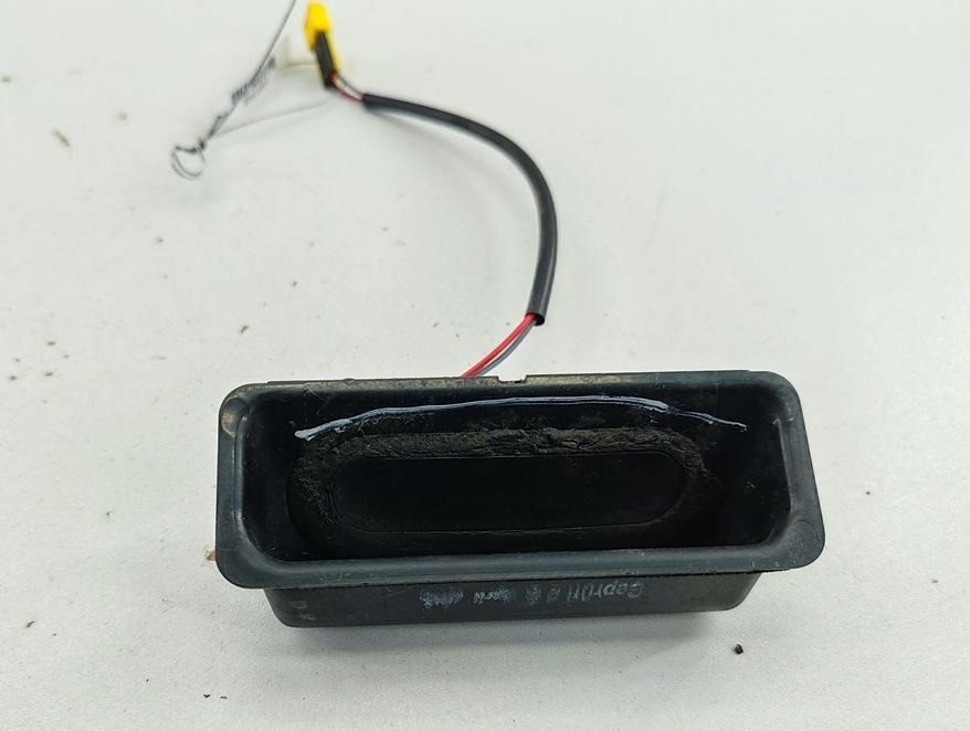 кнопка открытия багажника BMW 5 E39 1998, 2.5 л., дизель, АКПП, серый, седан, 8168035