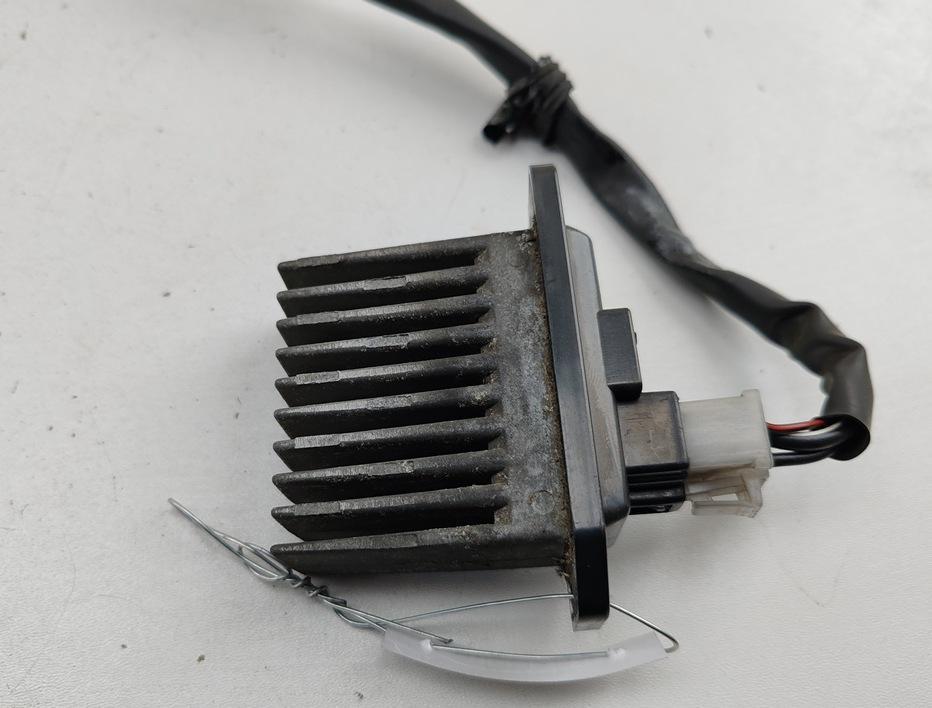 сопротивление печки Mitsubishi Carisma 1998, 1.8 л., бензин, АКПП, зелёный, седан, MR315051