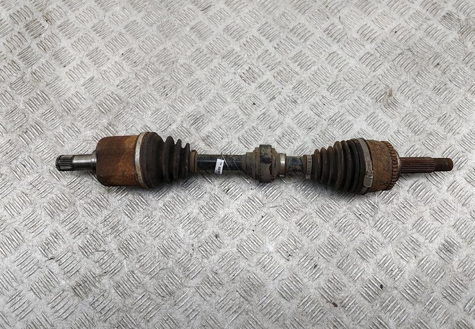 полуось передняя левая (приводной вал, ШРУС) Mitsubishi Carisma 1998, 1.8 л., бензин, АКПП, зелёный, седан