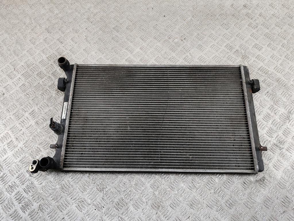 радиатор охлаждения Volkswagen Golf 4 поколение 2001, 1.9 л., дизель, МКПП, чёрный, универсал, 1J0121253AD - фото №1