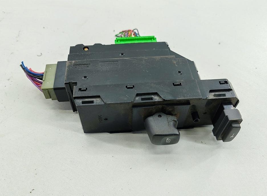 кнопка стеклоподъемника переднего правого Volvo V70 2 поколение 2002, 2.4 л., дизель, АКПП, серый, универсал, 30658117 - фото №1