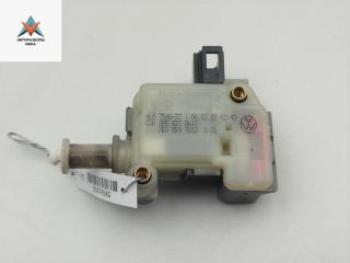 активатор замка багажника Volkswagen Passat B5 [рестайлинг] 2002, 1.6 л., бензин, МКПП, серый, седан, 3B5827061C