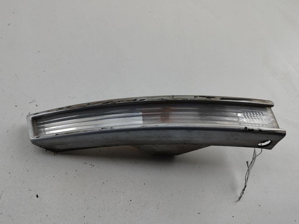 Поворотник (указатель поворота) правый Volkswagen Passat B6 2005, 2.0 л., дизель, МКПП, серый, универсал, 3C0807718A