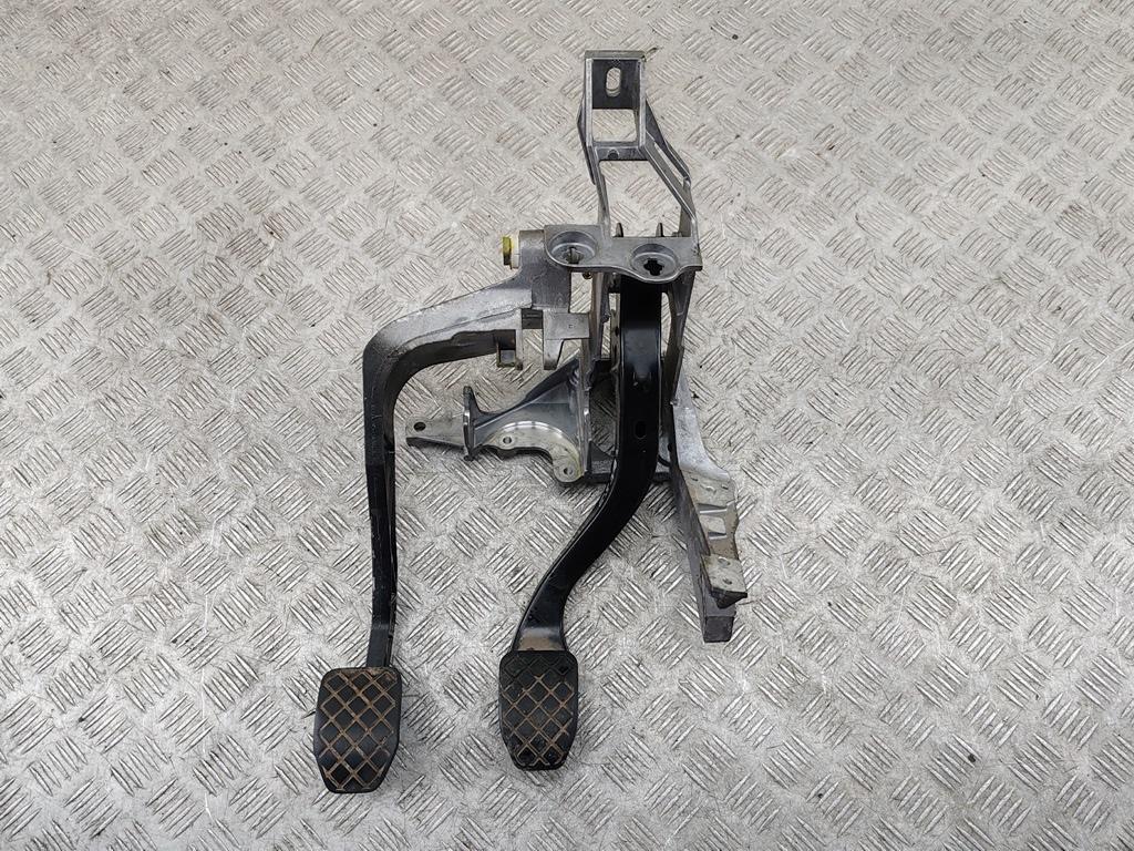 узел педальный (блок педалей) Volkswagen Passat B5+ (GP) 2005, 1.6 л., бензин, МКПП, серый, универсал, 8D1721117P