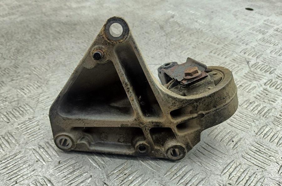 кронштейн двигателя Fiat Scudo 1 поколение 2005, 2.0 л., дизель, МКПП, белый, фургон, 1490280080 - фото №1