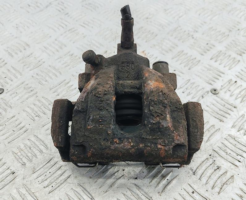 суппорт задний правый Volvo V70 2 поколение 2002, 2.4 л., дизель, АКПП, серый, универсал - фото №1