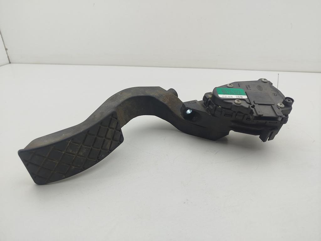 педаль Audi A4 B5 1999, 1.8 л., бензин, МКПП, зелёный, седан, 8D1721523E